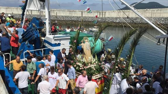 La patrona de los pescadores se pasea por el abra de Laredo