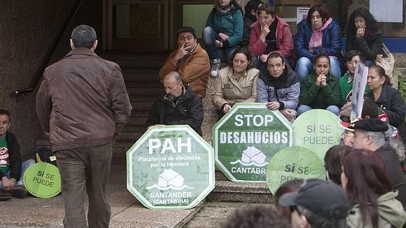 El Gobierno cántabro y la PAH inician el contacto para buscar soluciones a los desahucios