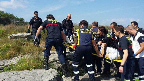 Un hombre resulta herido al caer en una grieta de rocas en la playa de Ris