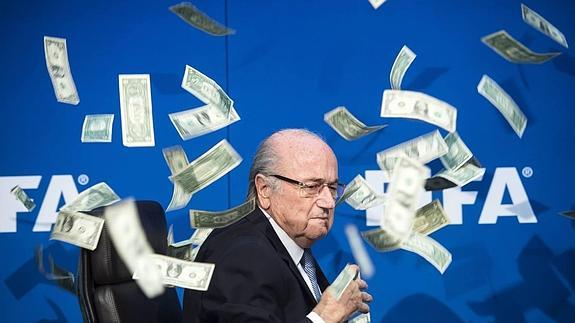 Una lluvia de billetes sabotea la conferencia de Blatter