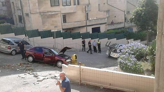 Un coche 'vuela' tres metros y cae encima de otro en la Avenida de Cantabria