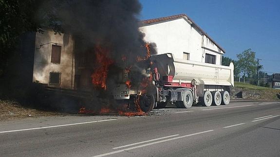 Arde un camión en la carretera de Penagos