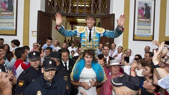 Manuel Escribano abre la Puerta Grande en la tercera de feria de Santander