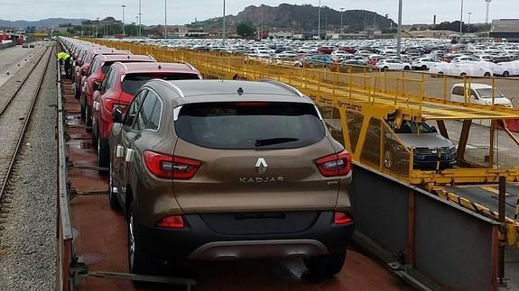 almohadilla encerrar dispersión Trenes de 600 metros de largo llegan cargados de coches al Puerto de  Santander | El Diario Montañes