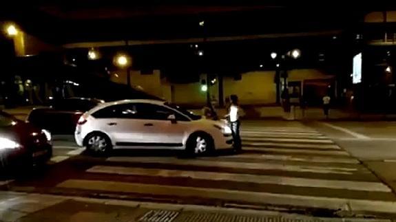 El increíble (y violento) enfrentamiento entre una joven y un conductor en Oviedo