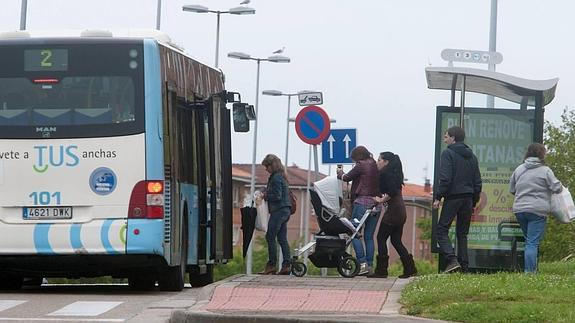 El comité del TUS avisa: "El servicio es caótico en verano porque falta personal"