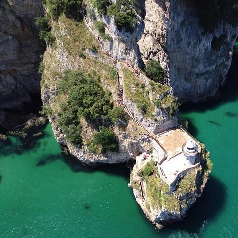 Se rompe varios huesos al precipitarse por las escaleras del faro del Caballo en Santoña