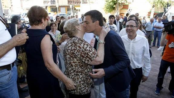 Autógrafos, fotografías y besos en la segunda visita de Pedro Sánchez a Torrelavega