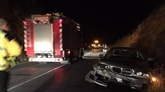 Se estrellan en La Loma y abandonan el coche