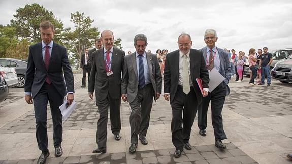 Revilla aboga por hablar con los bancos para combatir los desahucios