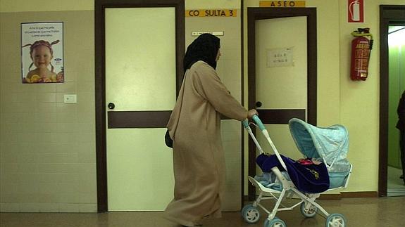 Sanidad devolverá la tarjeta sanitaria a todos los inmigrantes irregulares en Cantabria