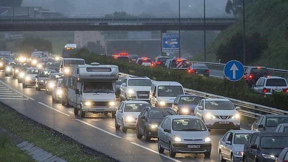 El alcalde pedirá a Fomento que solucione las retenciones de tráfico de los fines de semana