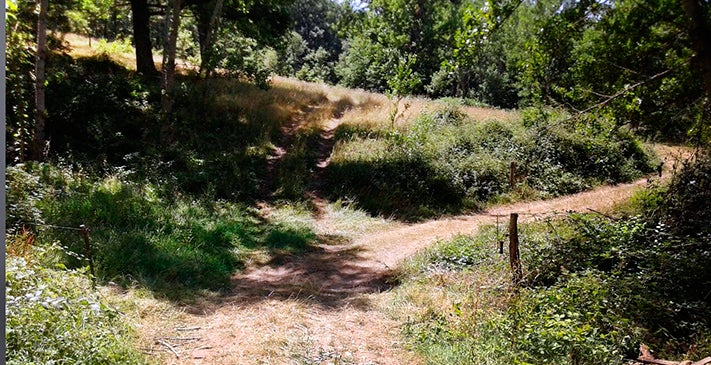 Un ciclista muere al topar con un cable colocado en una senda en Valderredible