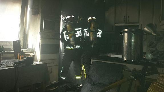 Los bomberos sofocan un incendio en una vivienda de Marqués de Valdecilla