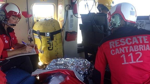 El helicóptero del 112 evacua a una mujer en un monte cercano a Linto