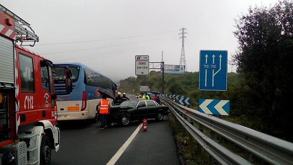 Tres pasajeros de un autobús, heridos en un accidente en Castro