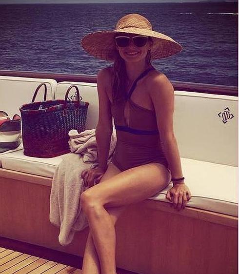 Olivia Palermo navega por Ibiza