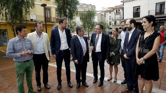 Revilla escenifica su apoyo a Torrelavega, pero avisa: "El presupuesto será complicado"