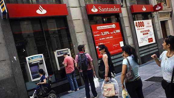 El Santander también cobrará una tasa fija en sus cajeros a clientes de otros bancos