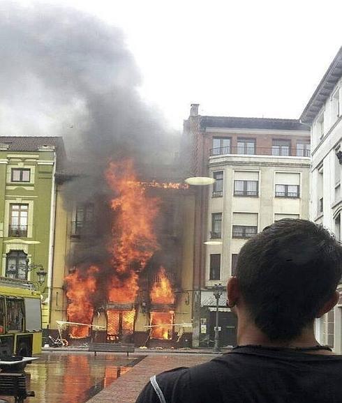 Espectacular incendio en Ribadesella