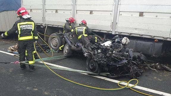 Muere un conductor de Rasines en una brutal colisión en Ampuero