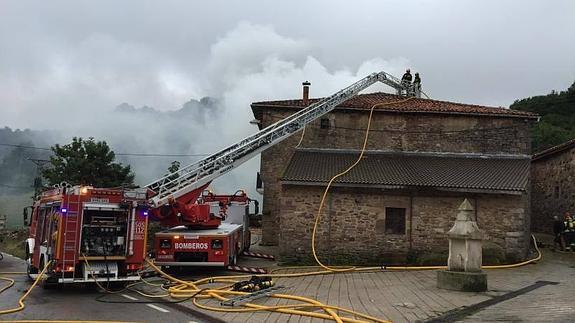 Se quema una casa en Santa María de Aguayo