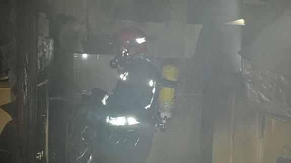 Los bomberos sofocan un incendio en una vivienda de Santoña