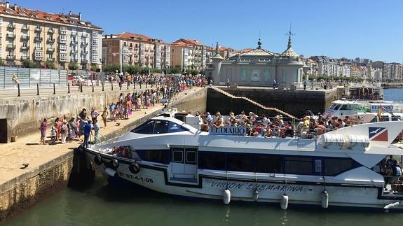 Largas colas para subir a bordo de las Pedreñeras