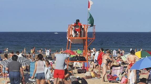 Cruz Roja ha realizado ya más de 5.000 atenciones en las playas de Cantabria