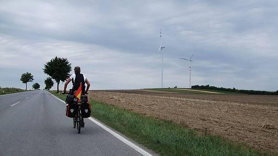 "En el paisaje aparecen ya grandes extensiones de viñedos y de girasoles"