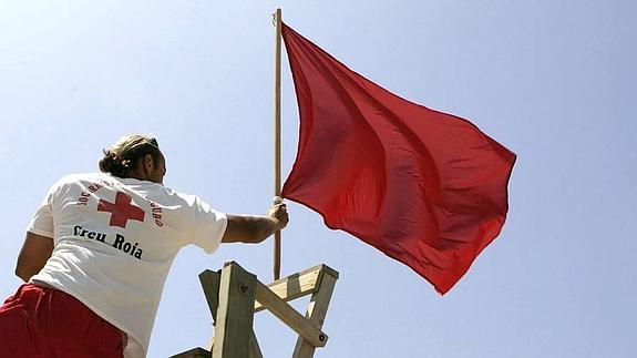 La bandera roja ondea en 18 playas de Cantabria