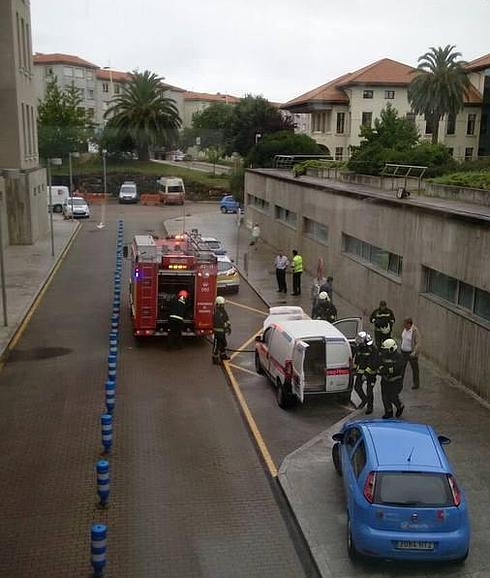 Arde una furgoneta de transporte sanitario en Valdecilla