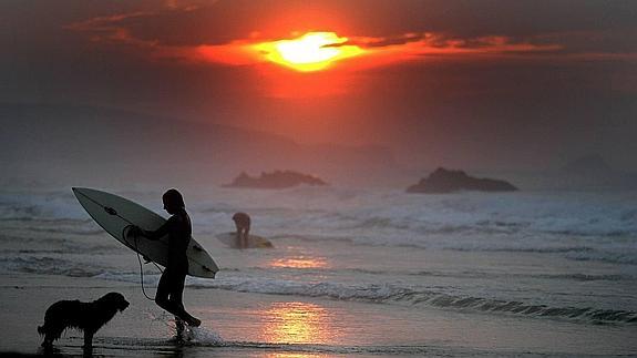 ¿Cuál fue la primera playa donde se surfeó en España?