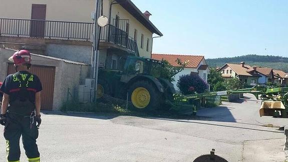 Un tractor se estrella contra el centro parroquial de Bárcena de Cicero