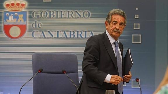 Revilla advierte de que Cantabria no va a callar ante unos presupuestos de "castigo"