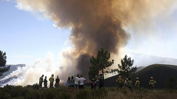 El incendio de la Sierra de Gata sigue sin control a pesar del incremento de medios