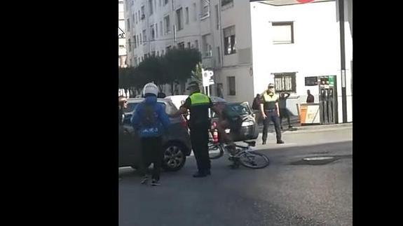 Un coche se 'cuela' en el Triatlón de Castro