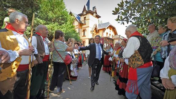 Revilla pide que Rajoy cumpla sus compromisos de alta velocidad y Valdecilla