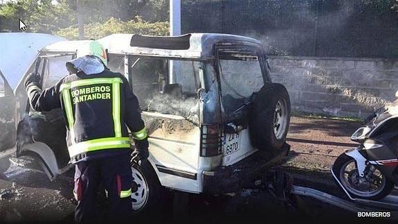 Se incendia un todoterreno con remolque aparcado en la S-20