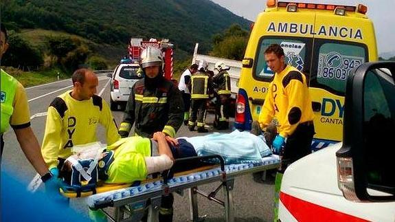 Tres heridos en un accidente entre una moto y una camioneta en Cerdigo