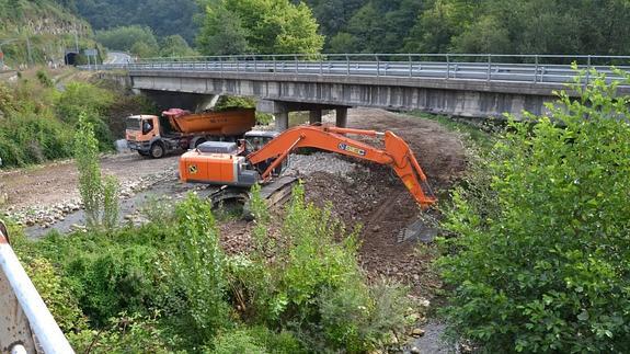 La Confederación Hidrográfica draga el río Los Llares para evitar futuras inundaciones