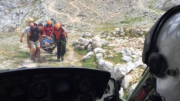 Evacuado un espeleólogo con un tobillo roto en Picos de Europa