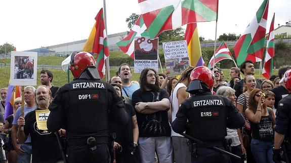 Unas 200 personas protestan en Illumbe contra el regreso de los toros y el rey Juan Carlos