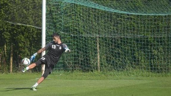 El Racing oficializa la contratación de Óscar Santiago