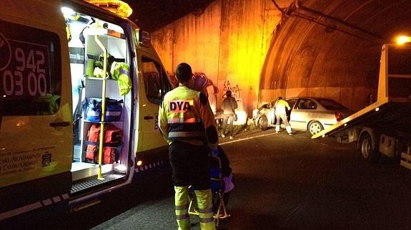 Dos heridos al chocar contra el guardarrail del viaducto de Oriñón