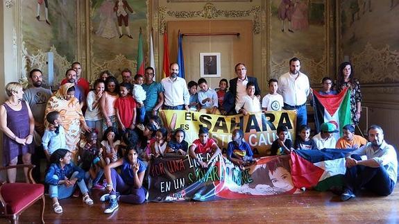 Los niños saharauis que veranean en Cantabria visitan el Ayuntamiento de Torrelavega