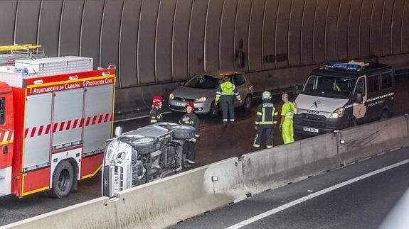 Un coche se empotra contra la mediana en el túnel de Maliaño