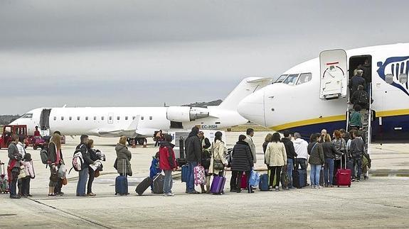 Los contratos del Gobierno cántabro con las aerolíneas superan los cuatro millones al año