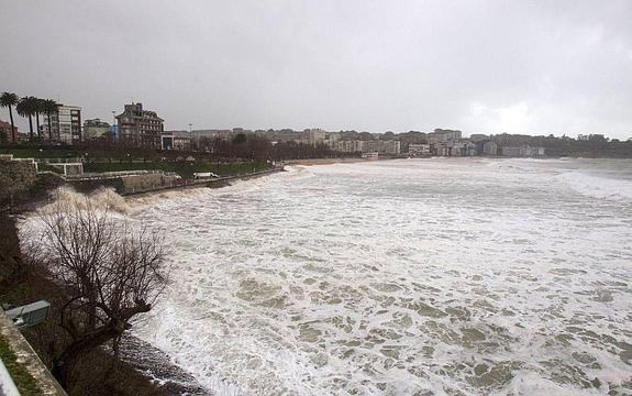Más mar, menos playas