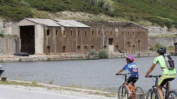 Las naves del antiguo muelle de Hinojedo no se derribarán